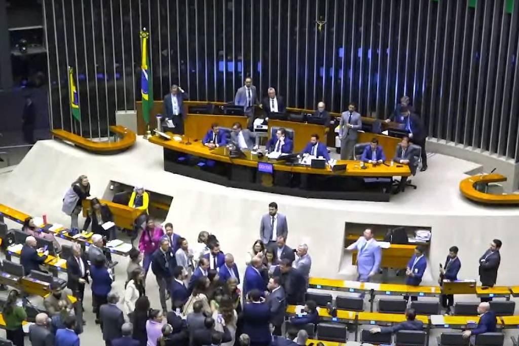 Deputados brigam na Câmara e polícia é chamada – 17/07/2025 – Ambiente