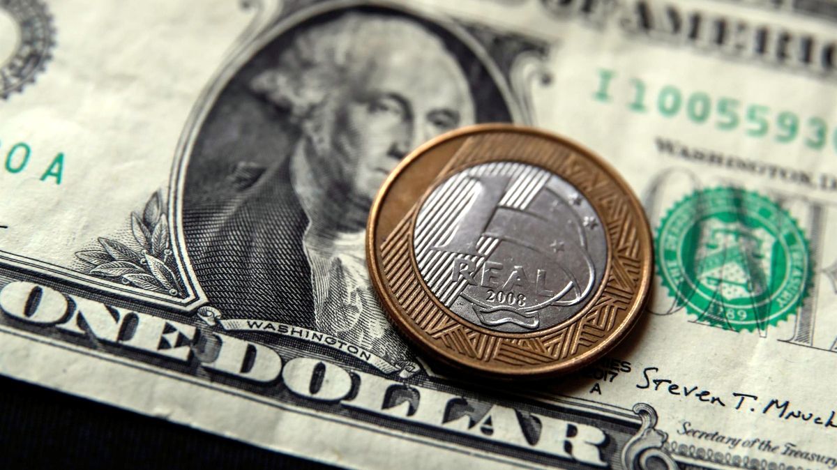 Dólar sobe após taxação de Trump de 50% sobre produtos brasileiros