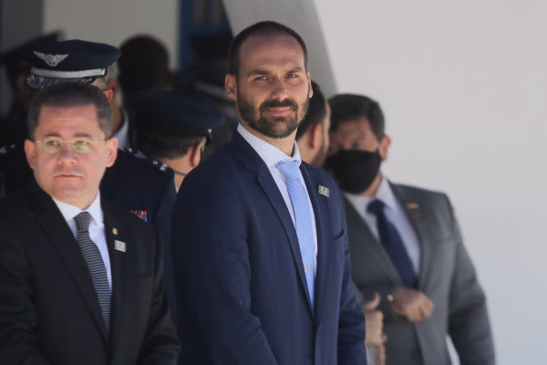 Eduardo Bolsonaro ameaça Moraes e diz que vai tirá-lo do STF. Vídeo
