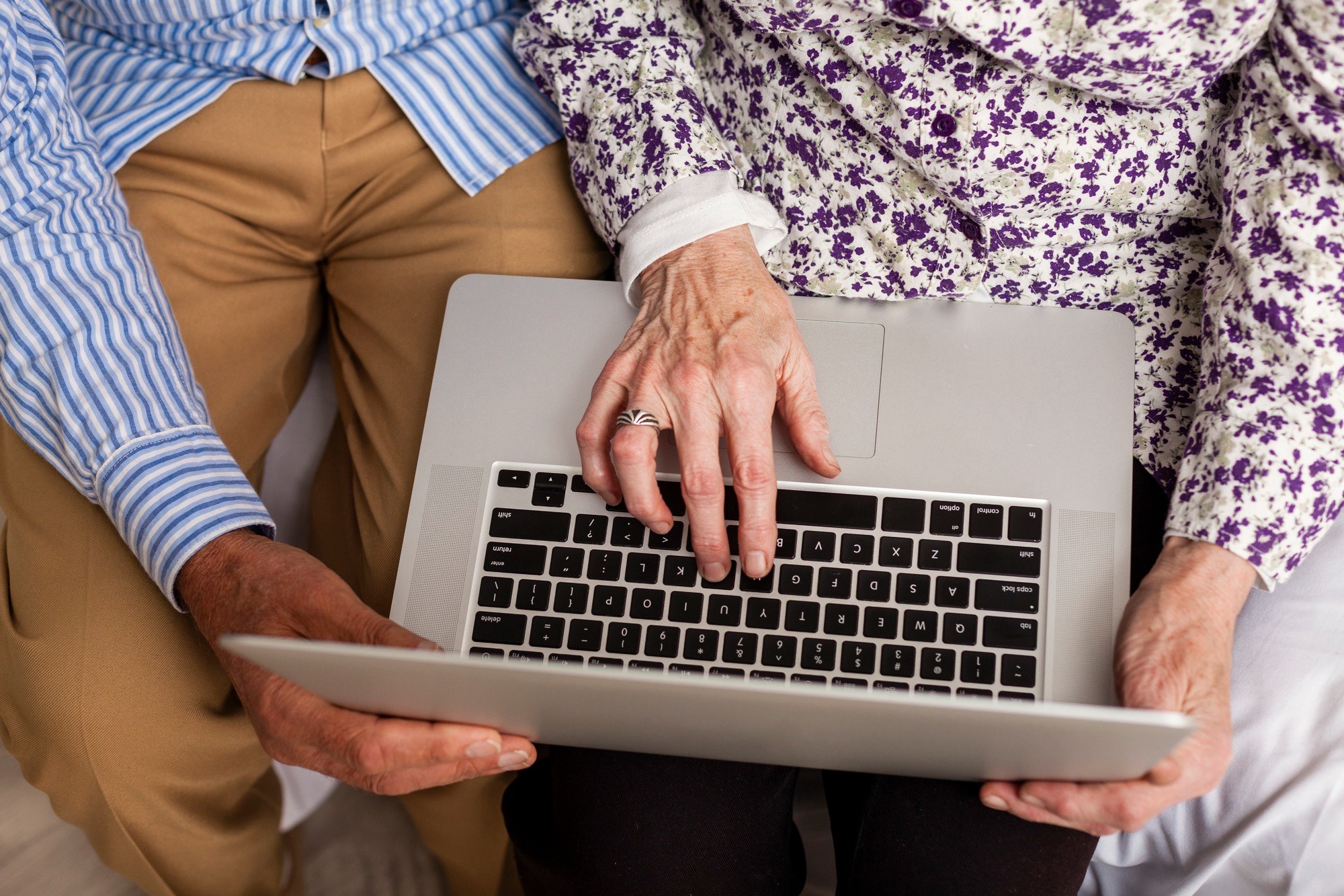 Em 5 anos, uso da internet por idosos no Brasil acelera e chega a 69%, diz IBGE