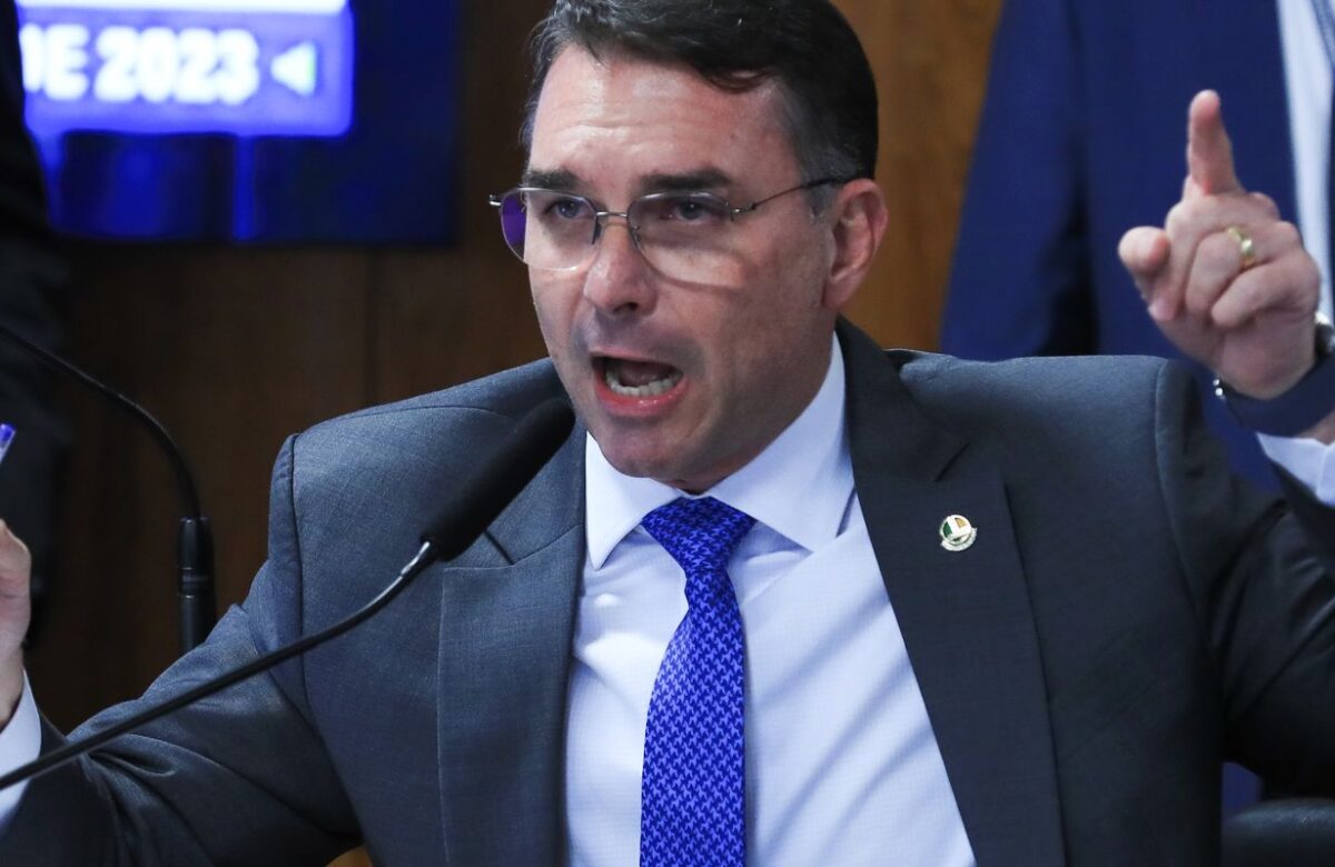 Em dia de operação contra Jair Bolsonaro, Flávio desembarca na Europa