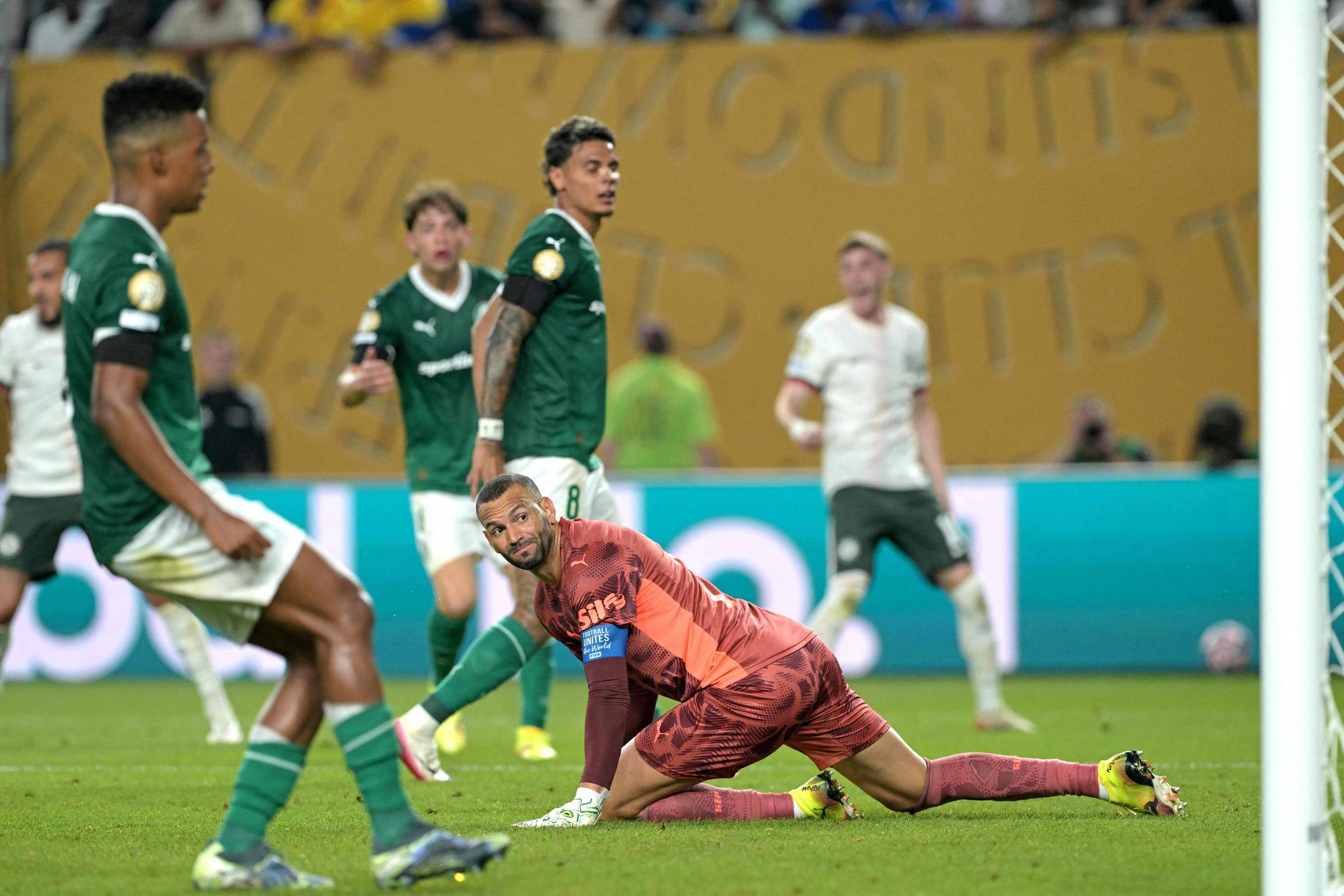 Eu me preparei para sair e desvio mudou trajetória, diz Weverton sobre gol – 05/07/2025 – Esporte