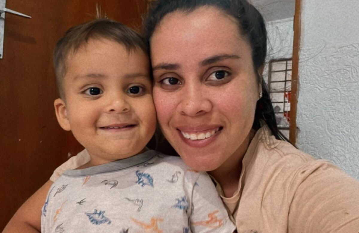 Uma mulher jovem ao lado de uma criança do sexo masculino posando para foto - Metrópoles