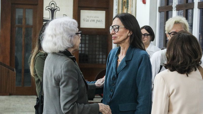 Família de Preta Gil recebe amigos famosos na missa de sétimo dia da cantora