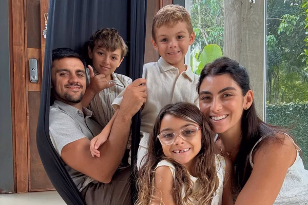 Felipe Simas celebra após esposa largar carreira para cuidar de filhos
