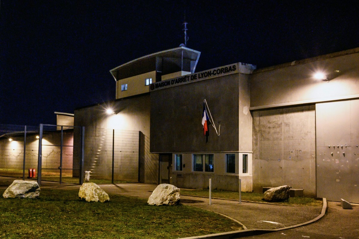 Fuga cinematográfica: preso escapa de presídio na França escondido em saco de roupa suja