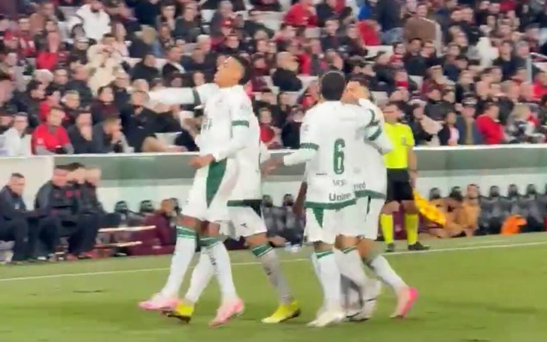 Goiás vence Athletico Paranaense fora de casa e cola na liderança da Série B