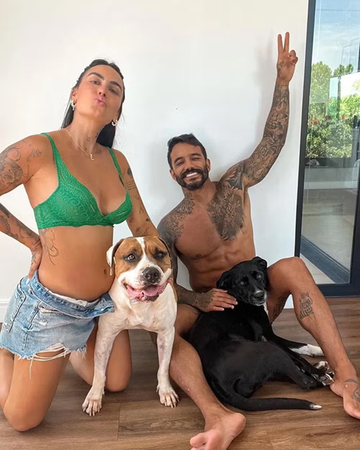 Grávida de gêmeos, Clara Maia tirou os cães de casa por segurança