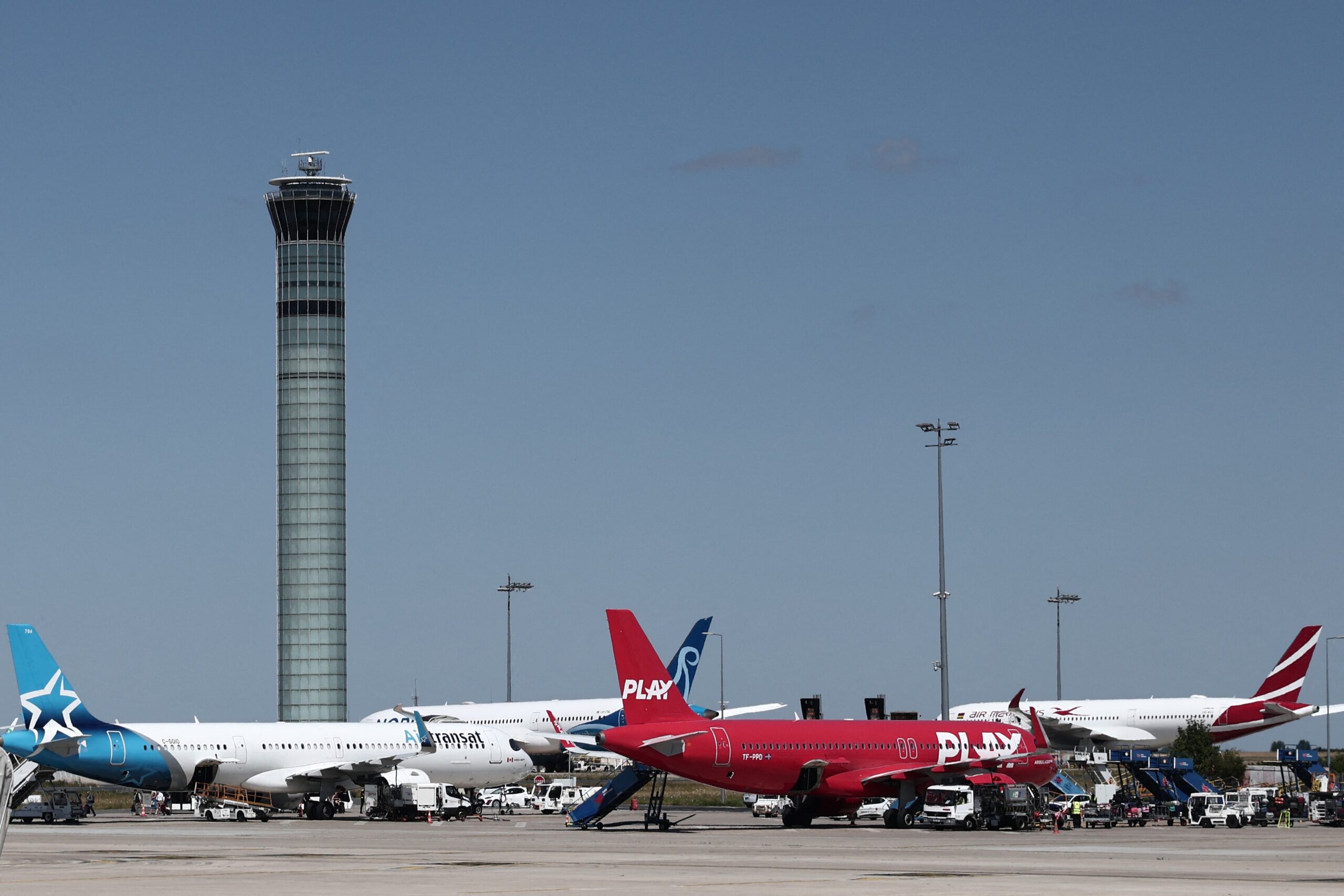 Greve de controladores na França cancela centenas de voos e afeta viagens no início do verão europeu | Turismo e Viagem
