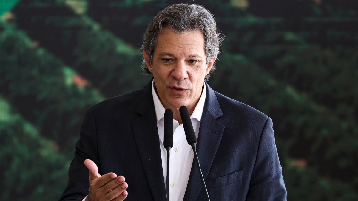 Haddad corta gastos da Fazenda, mas mantém passagens em executiva a ele