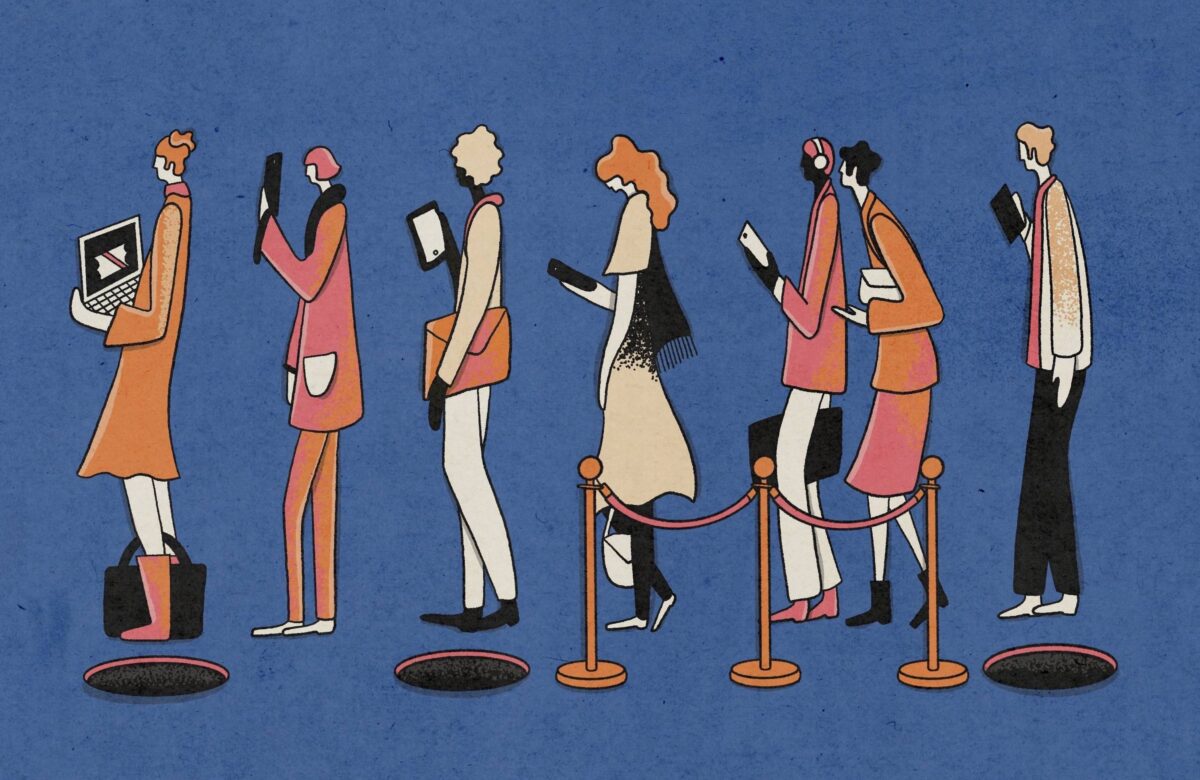 A imagem mostra uma fila de pessoas em um fundo azul. Cada pessoa está segurando um dispositivo eletrônico, como laptops e tablets. As figuras são estilizadas e apresentam diferentes estilos de roupas, incluindo vestidos e ternos. Há uma corda de isolamento na frente da fila, e o chão tem buracos circulares. As pessoas estão em posições variadas, algumas olhando para seus dispositivos e outras em pé, aguardando.