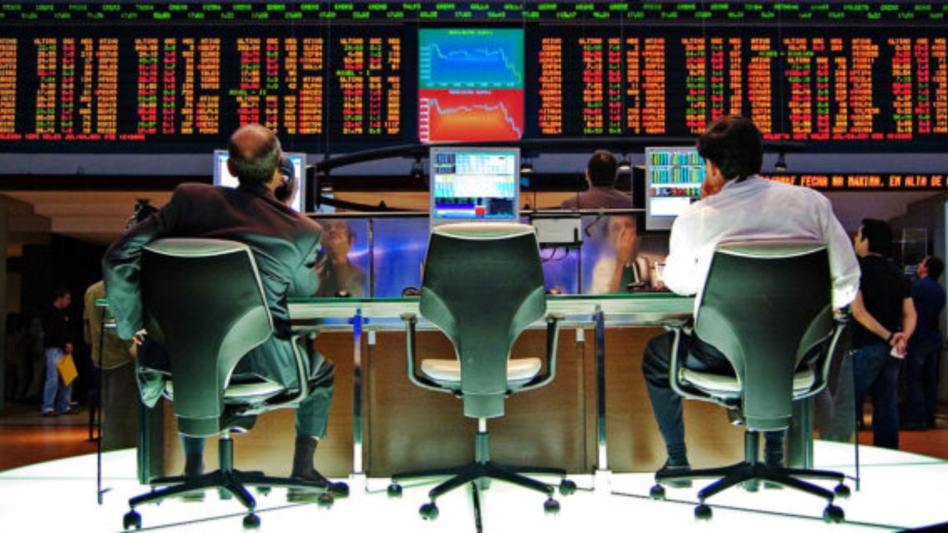 Ibovespa cai e dólar sobe