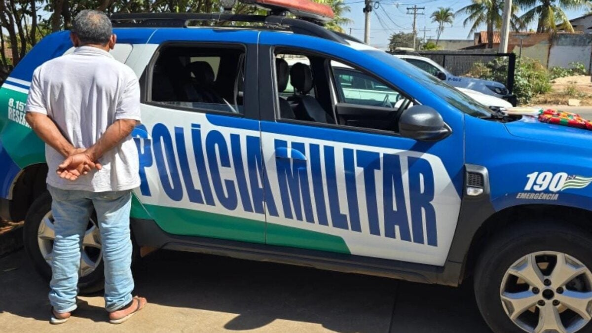 Idoso é preso por furtar 12 pacotes de café em supermercado de Aparecida