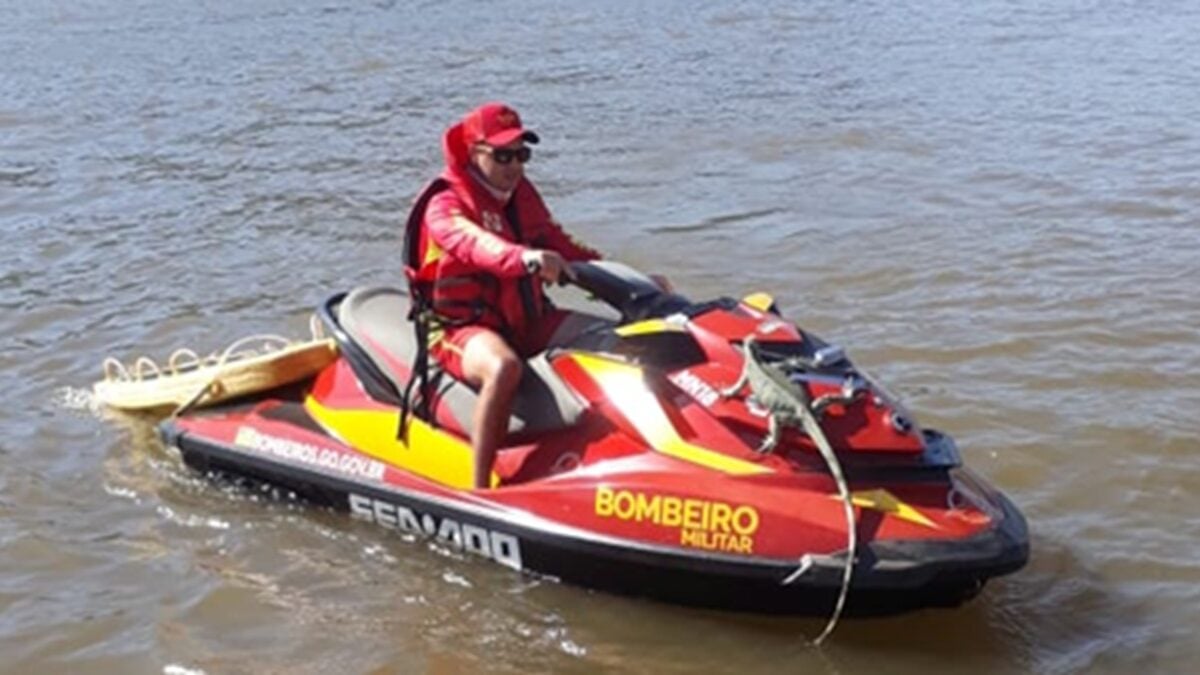 Iguana pega carona em jet-sky do Corpo de Bombeiros
