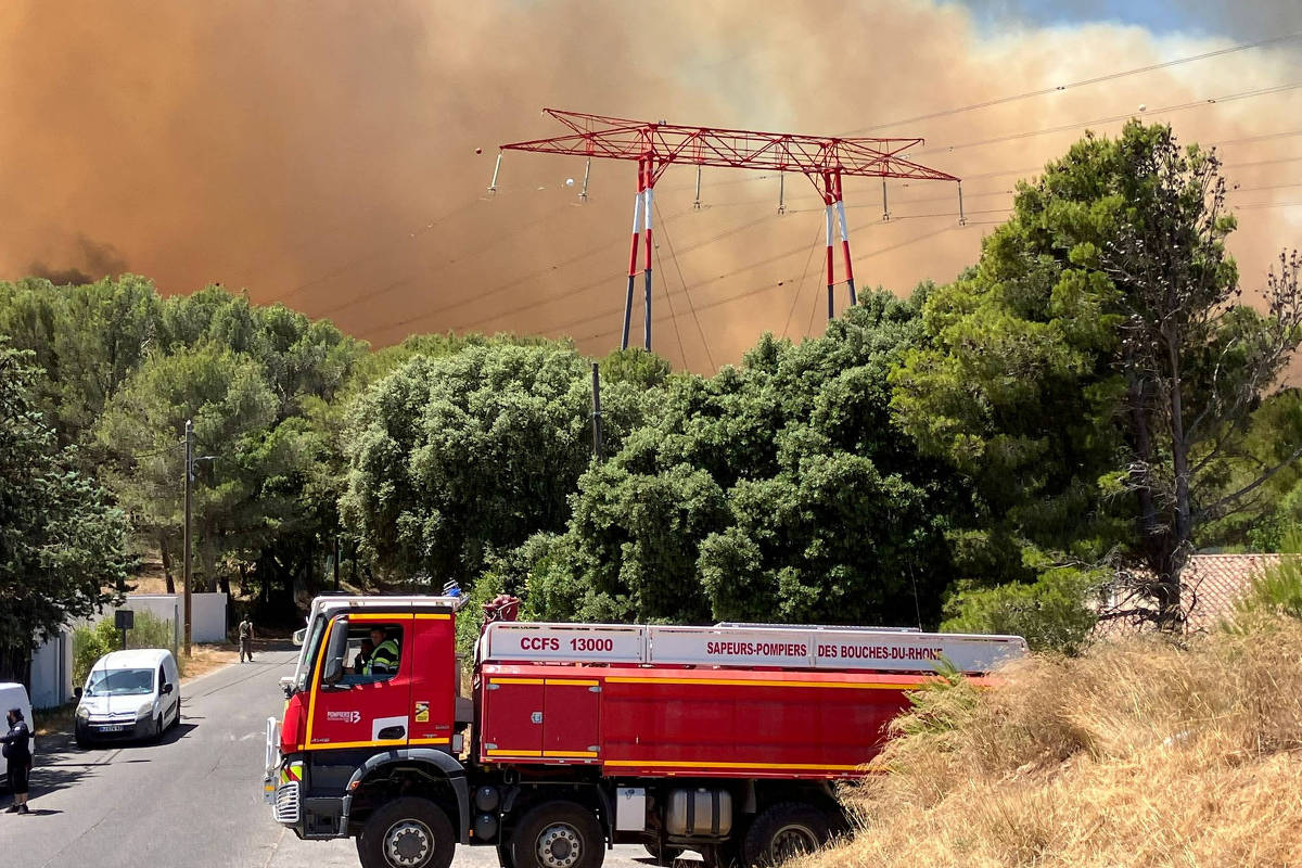 Incêndio em Marselha força confinamento e cancela voos – 09/07/2025 – Ambiente