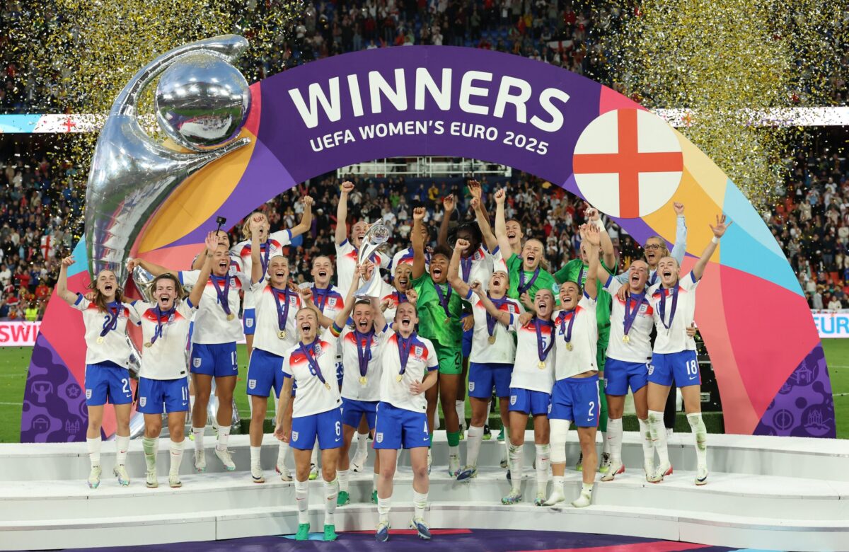 Inglaterra vence Espanha nos pênaltis e é bicampeã da Eurocopa feminina