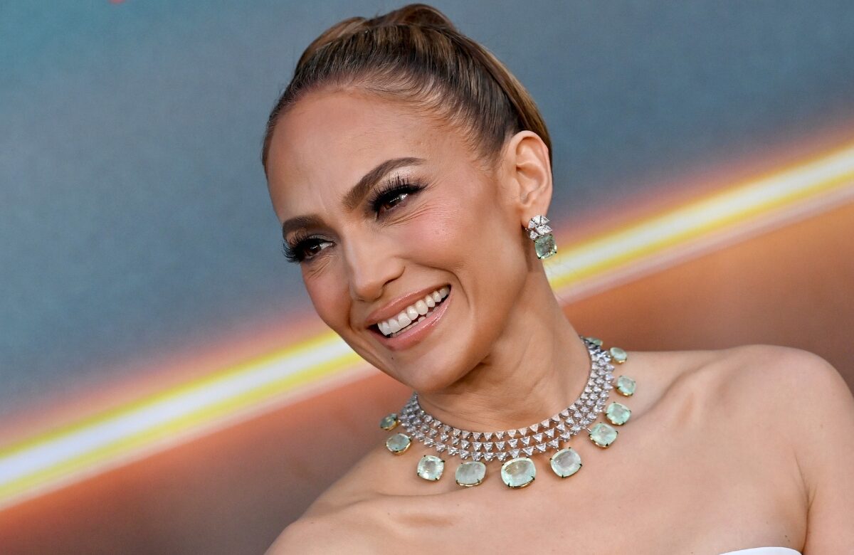 Jennifer Lopez comemora aniversário na Turquia e lança música