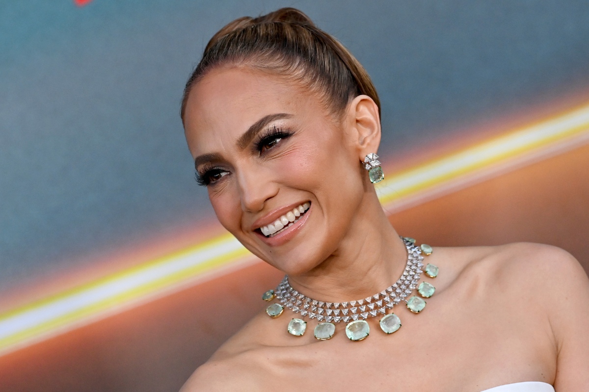 Jennifer Lopez comemora aniversário na Turquia e lança música