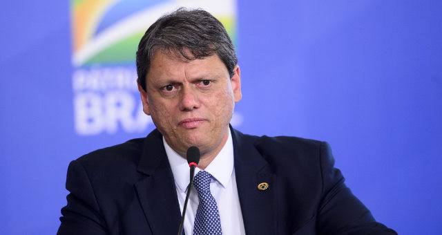 Jornal diz que Tarcísio tenta ajudar “fuga” de Bolsonaro para EUA; governador nega