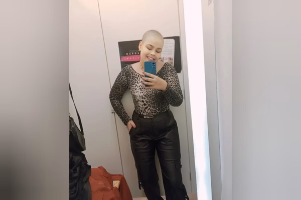 Jovem conta sinais que ignorou de câncer que a “esmagava por dentro”