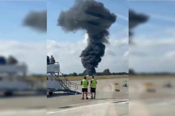 Londres: avião cai e enfermeira de bordo morre no 1º dia de trabalho