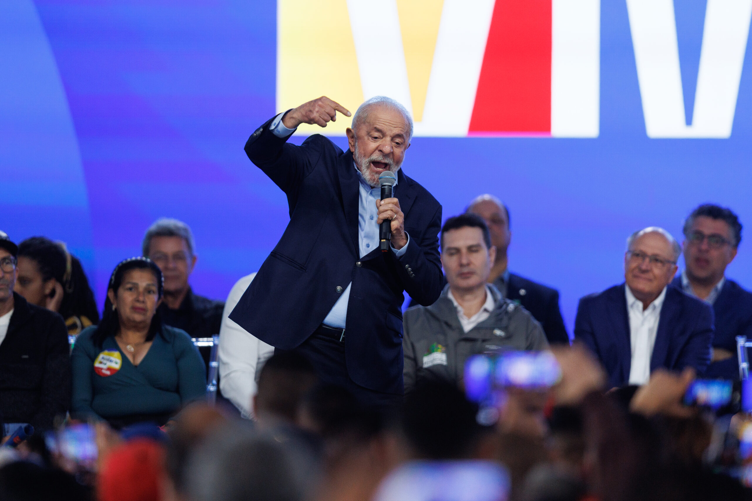 Lula prepara pacote social para 2025 com foco em reeleição