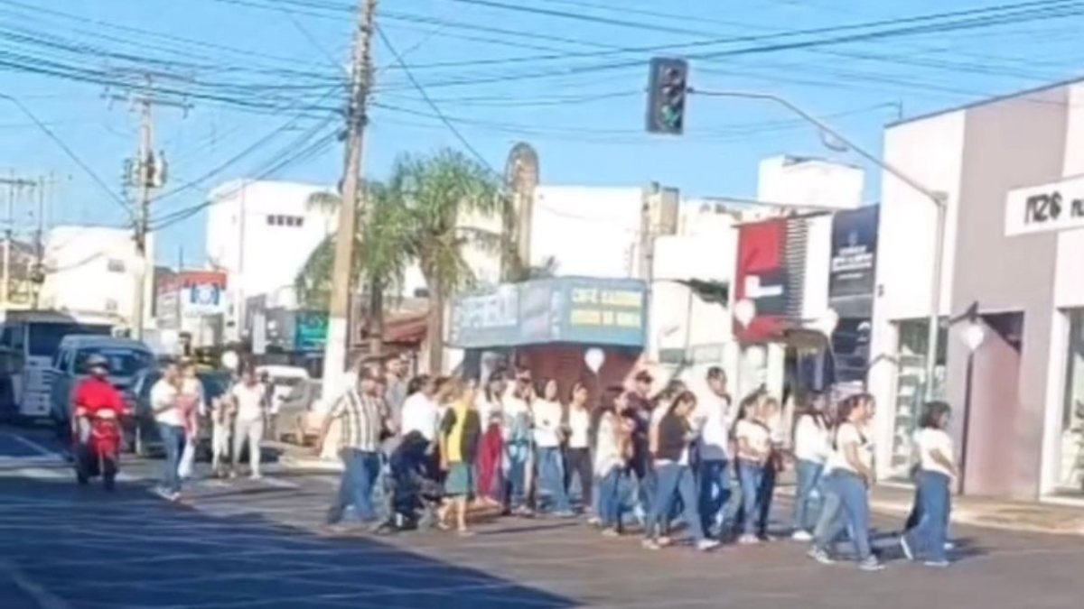 Manifestação pede justiça por morte de jovem em Jaraguá