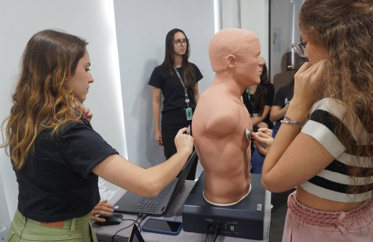 Alunas durante atividade na Faculdade de Ciências Médicas da Santa Casa de São Paulo