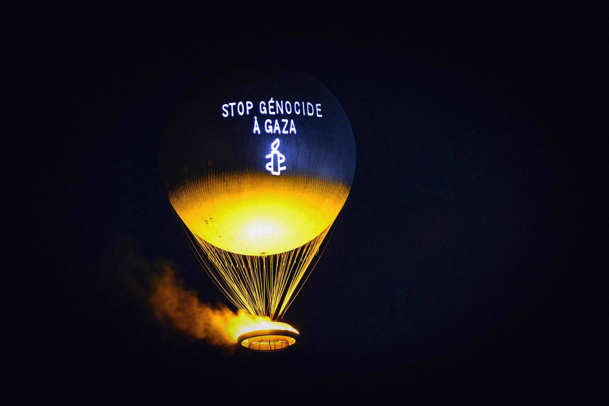 Mensagem contra genocídio em Gaza é projetada em balão olímpico de Paris – 26/07/2025 – Esporte