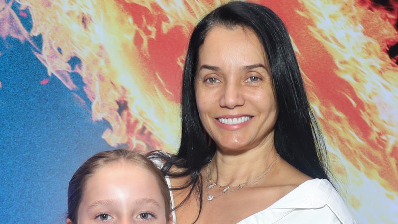 Mônica Carvalho faz rara aparição com a filha caçula, Valentina