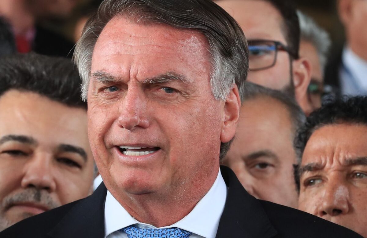 Moraes dá 24 horas para Bolsonaro explicar uso de redes sociais