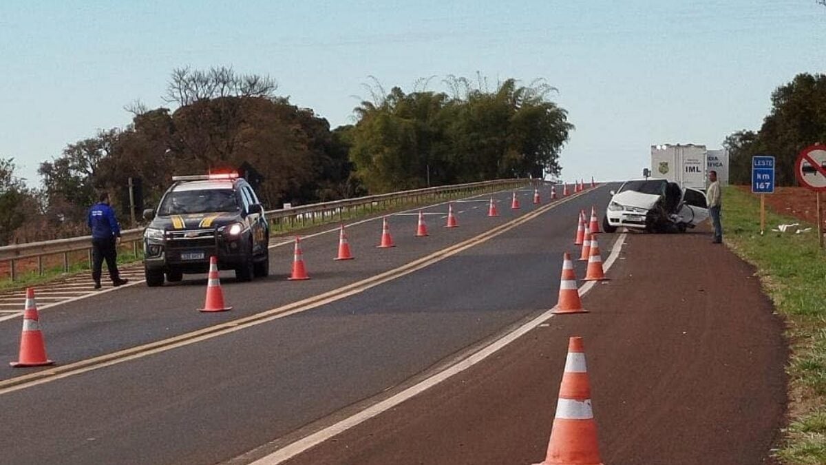 Motorista com sinais de embriaguez morre após bater de frente com caminhão na BR-364, em Jataí
