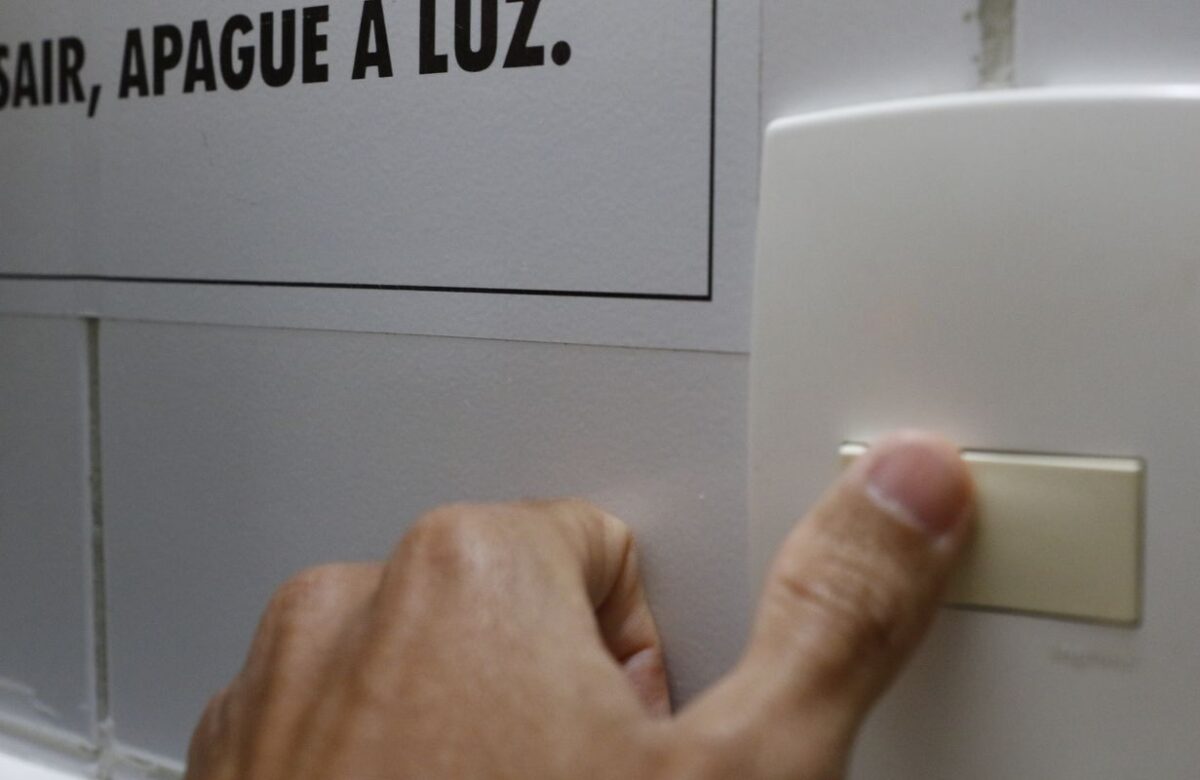 Conta de luz terá bandeira tarifária vermelha patamar 2 em agosto