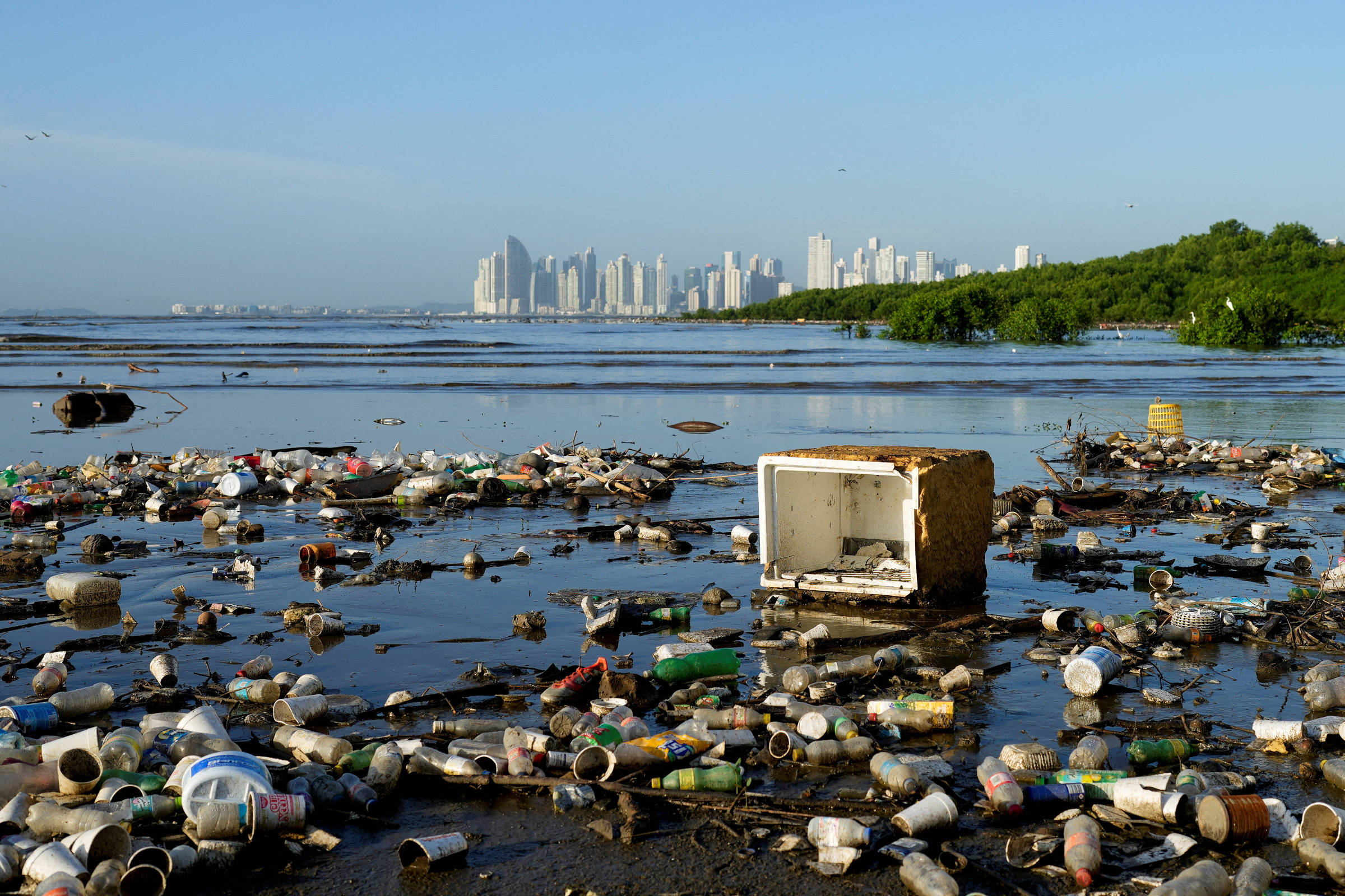 Oceano tem 27 mi toneladas de nanoplástico, diz estudo – 09/07/2025 – Ambiente