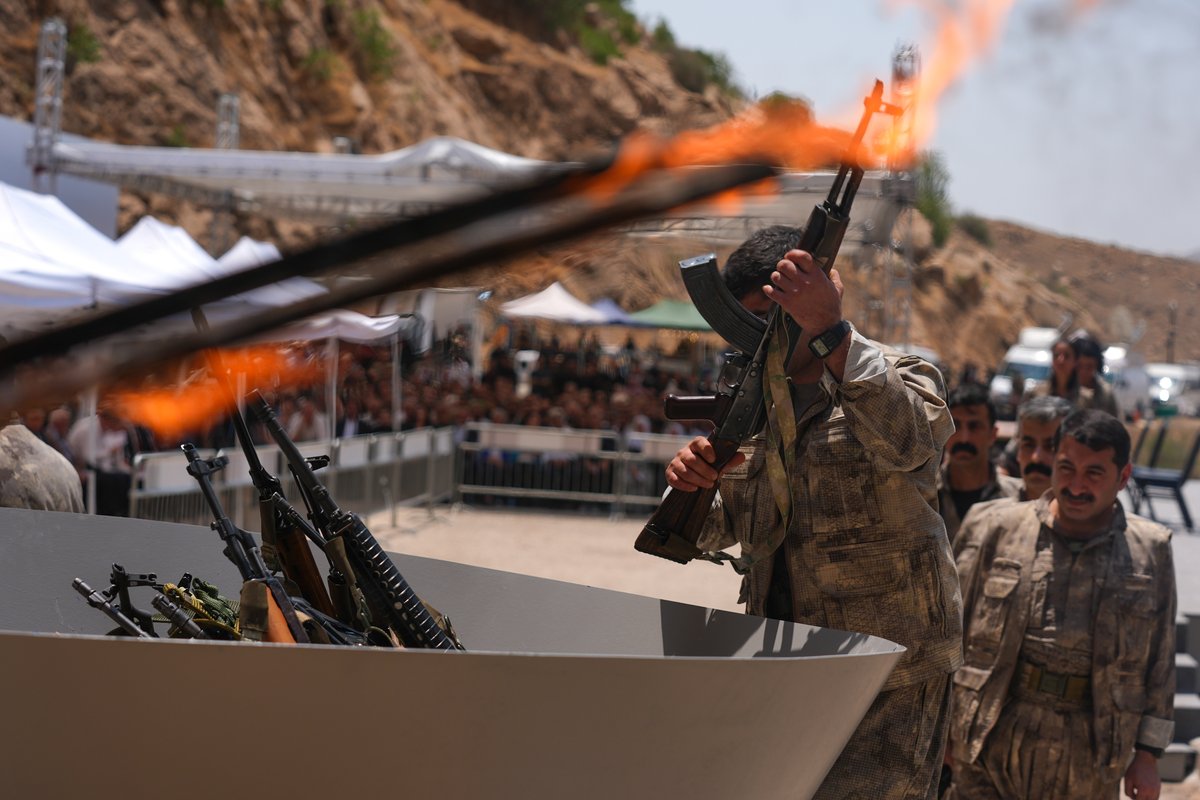 PKK cumpre promessa de fim da luta armada na Turquia e queima fuzis