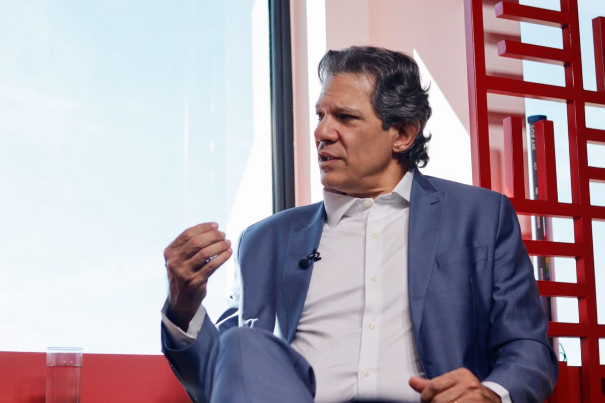Para Haddad, tarifaço de Trump é decisão “política e insustentável”