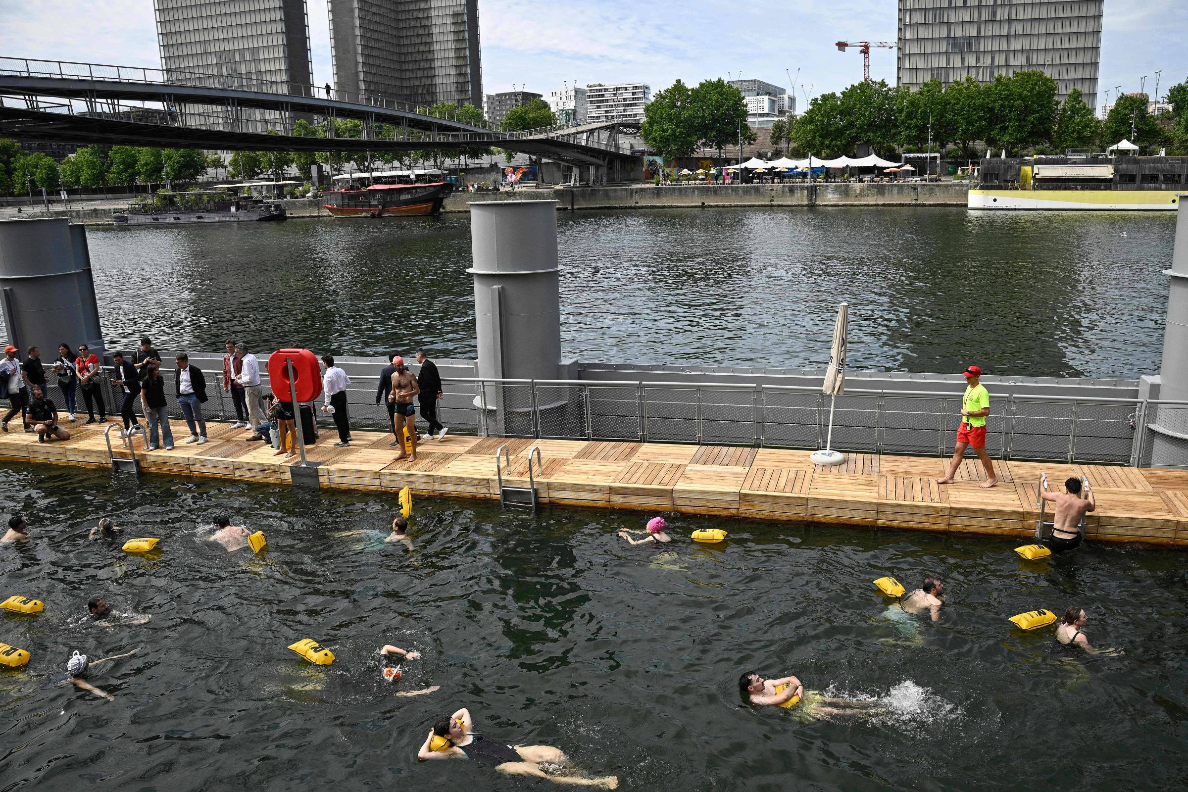 Paris tem primeiro banho no rio Sena em um século – 05/07/2025 – Ambiente