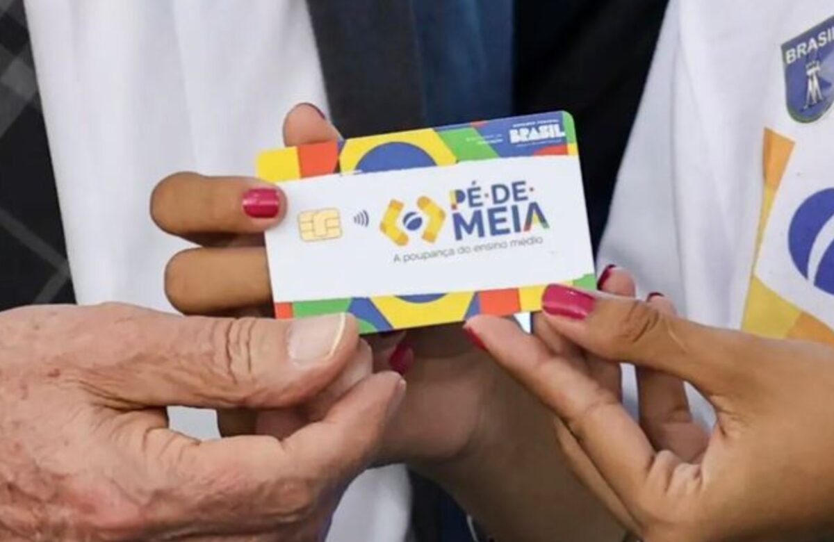 Pé-de-Meia pagará R$ 200 a alunos da rede pública até 4 de agosto | Educação