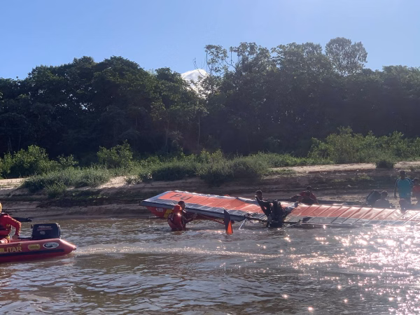 Piloto afunda aeronave no Araguaia e é resgatado por bombeiros. Vídeo