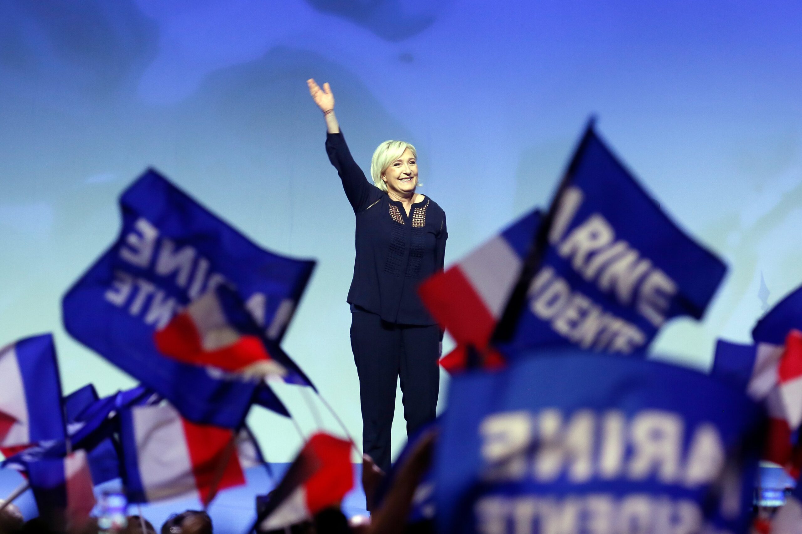 Polícia francesa invade partido de Le Pen para apurar delitos