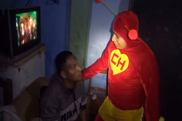 Policial se veste de Chapolin Colorado e prende traficantes no Peru