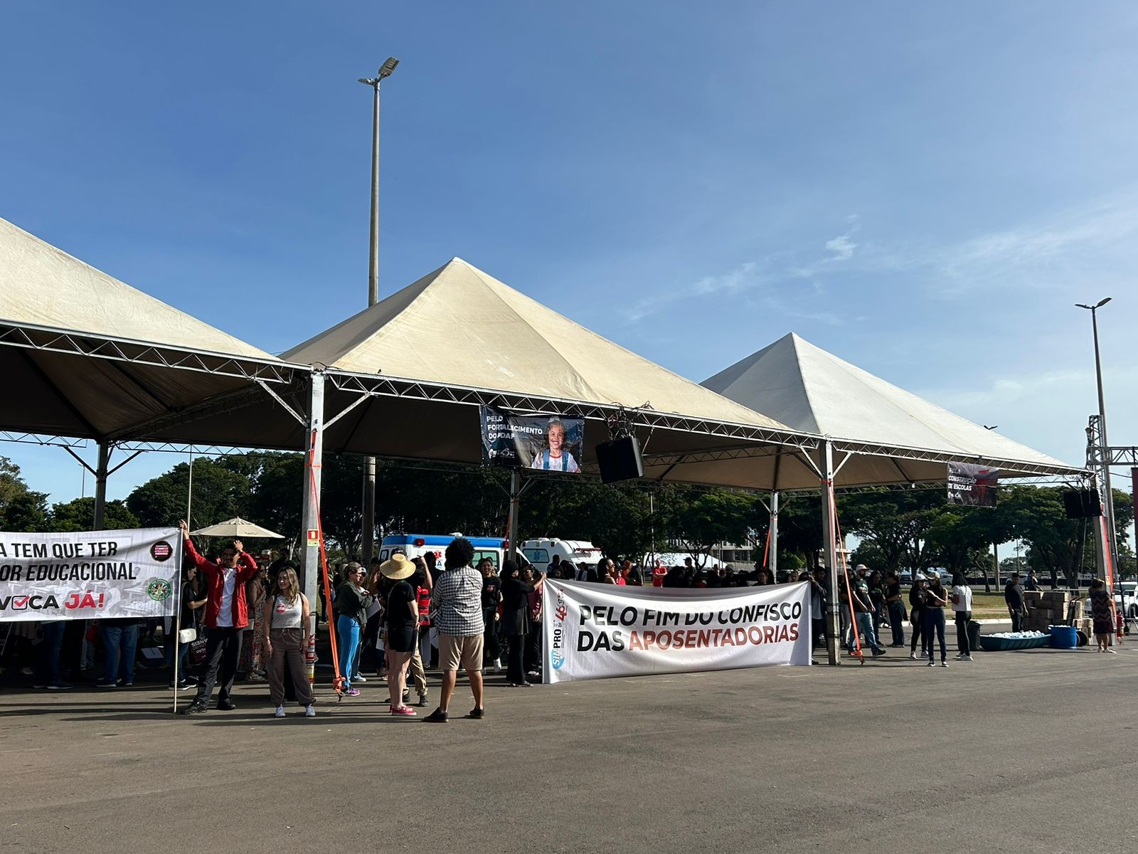 Professores da rede pública decidem manter greve no DF | Distrito Federal