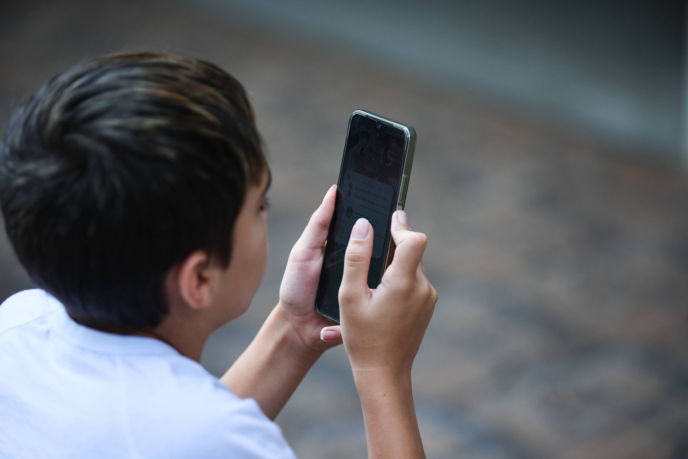 Proibir smartphones nas escolas aumenta foco, diz estudo – 05/07/2025 – Educação