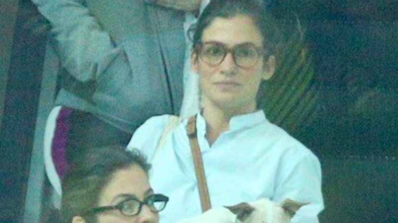 Renata Vasconcellos curte passeio com a irmã gêmea em dia de folga
