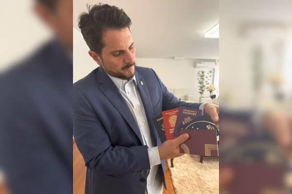 Senador que desobedeceu STF se gaba de ter visto de informante dos EUA