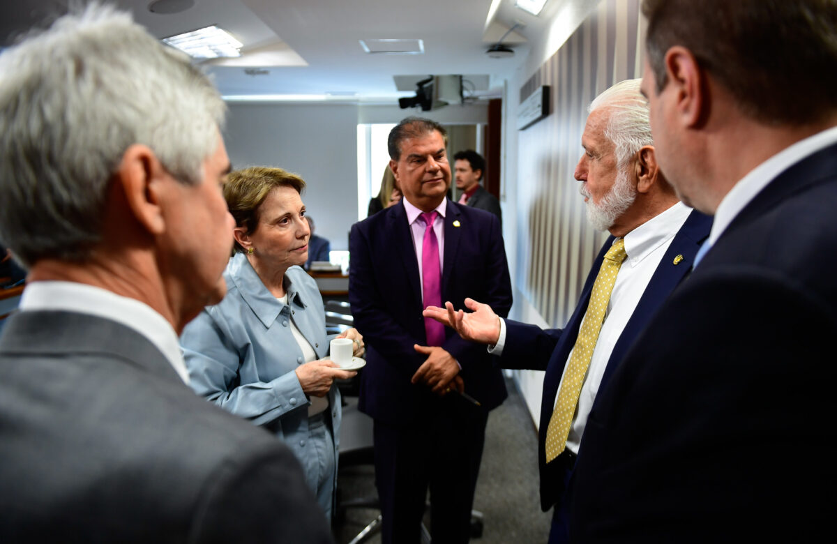 Senadores chegam aos EUA para negociar tarifas de Trump