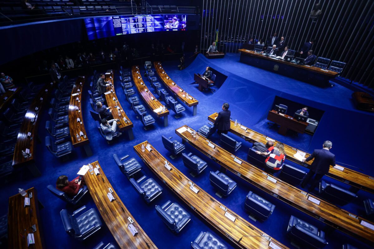 Senadores do PT e do MDB usaram dinheiro público para bancar vinhos, drinks e cerveja