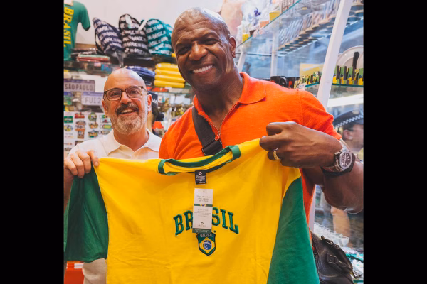 Terry Crews se emociona ao receber pôster de Cidade de Deus; veja