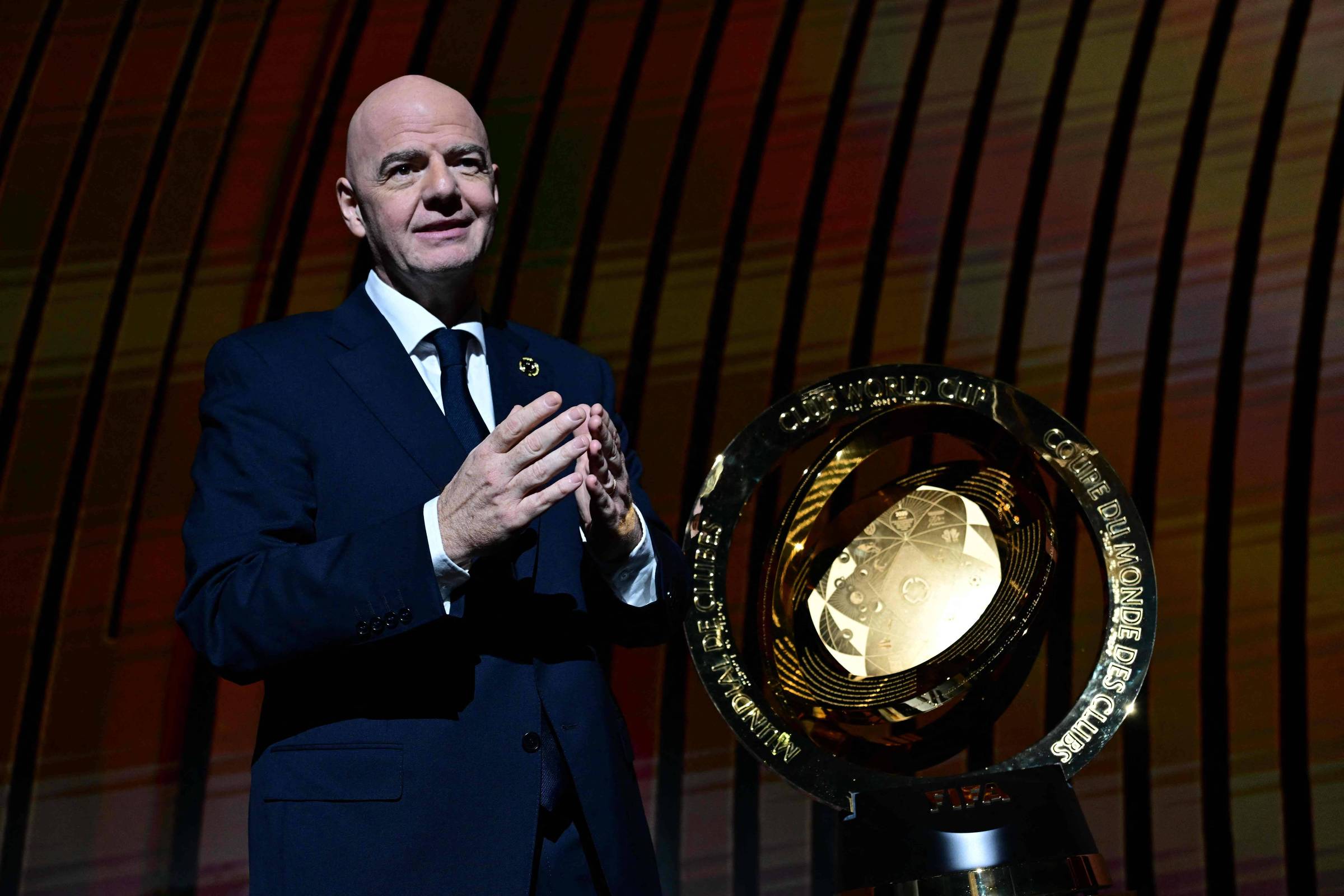 Troféu da Copa de Clubes tem três erros gravados a laser – 11/07/2025 – Esporte