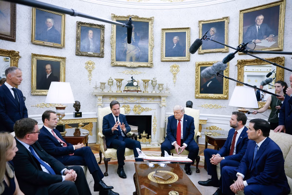 Trump se diz “decepcionado” com Putin e ameaça taxar Rússia em 100%